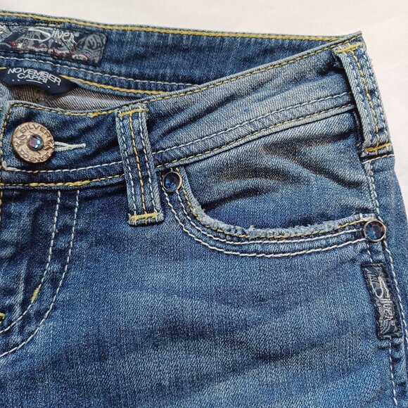 Silver Jeans November Capri Shorts Bermuda Lowrise Medium Wash Juniors Size 27 - Picture 3 of 10